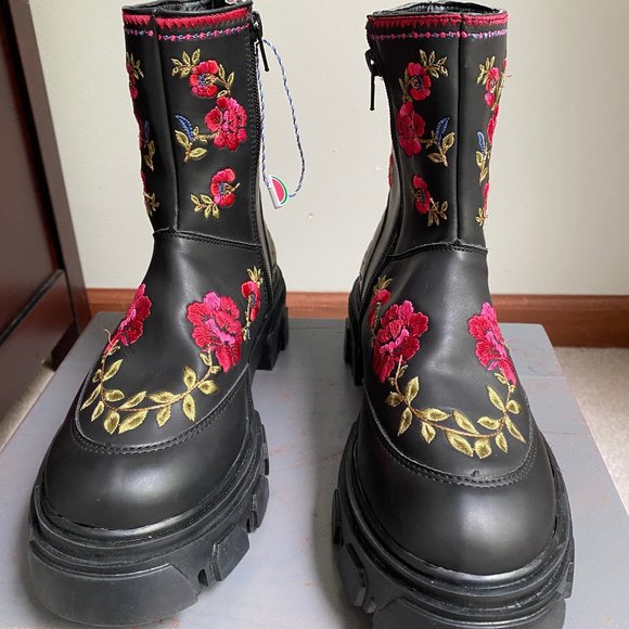 FARM RIO Shoes - FARM RIO Women Floral Embroidery Boots - NEW NWOB
